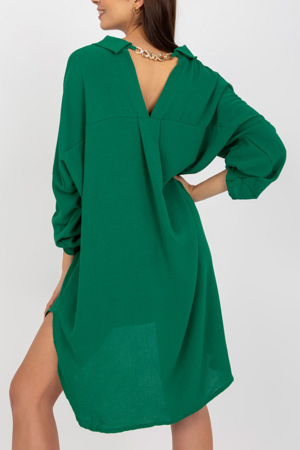 Koszulowa sukienka oversize w kolorze zielonym z dłuższym tyłem złoty łańcuch Megg