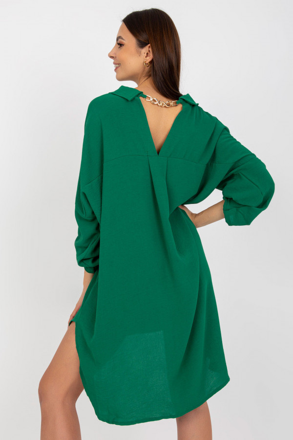 Koszulowa sukienka oversize w kolorze zielonym z dłuższym tyłem złoty łańcuch Megg 2