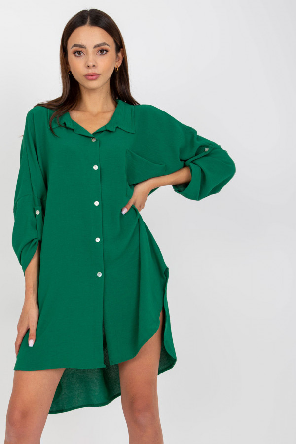 Koszulowa sukienka oversize w kolorze zielonym z dłuższym tyłem złoty łańcuch Megg 3