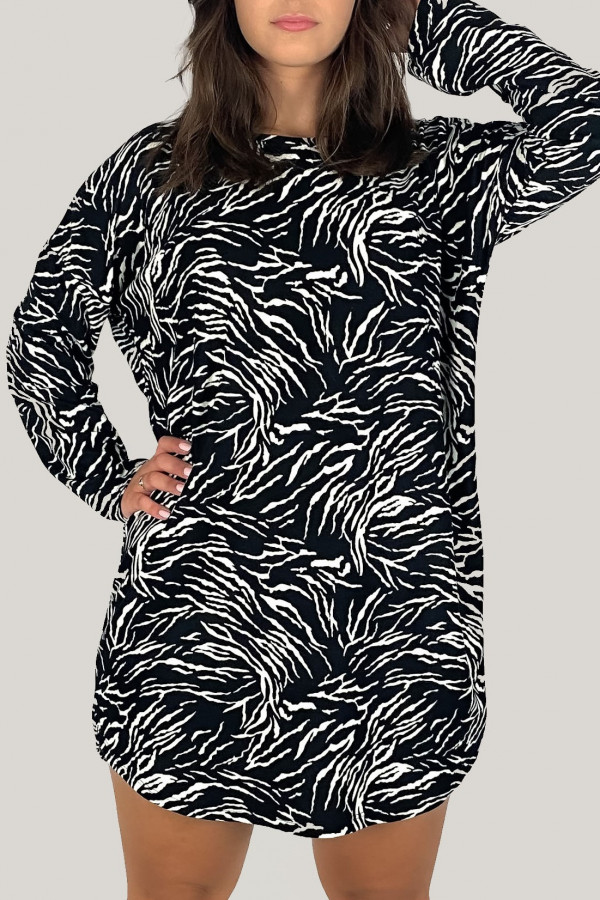 Tunika plus size w kolorze czarnym milutka sukienka z wzorem Alex