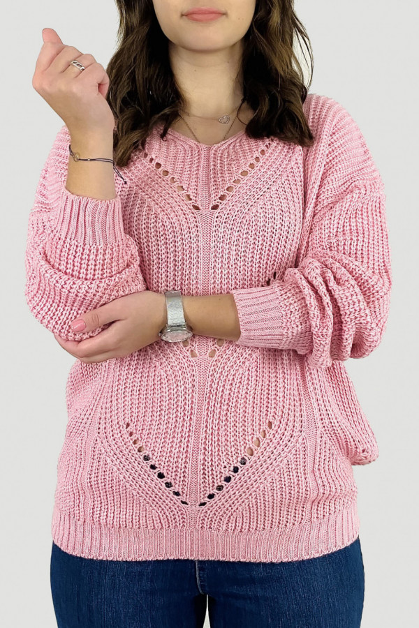Sweter damski w kolorze pudrowym z wzorem Zing