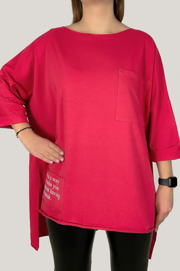 Luźna bluzka damska W DRUGIM GATUNKU w kolorze malinowym dłuższy tył kieszeń naszywka Style
