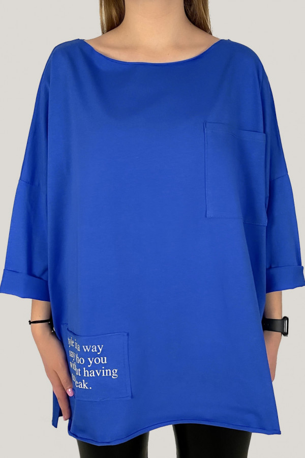 Luźna bluzka damska w kolorze kobaltowym dłuższy tył kieszeń naszywka Style