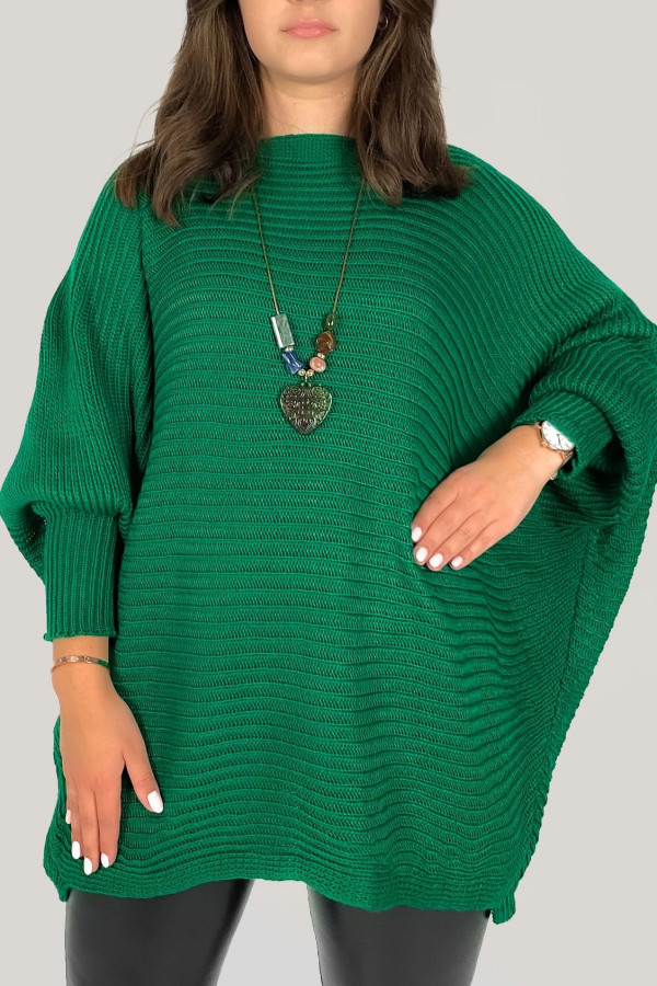 Duży sweter damski oversize w kolorze zielonym nietoperz z naszyjnikiem Shape