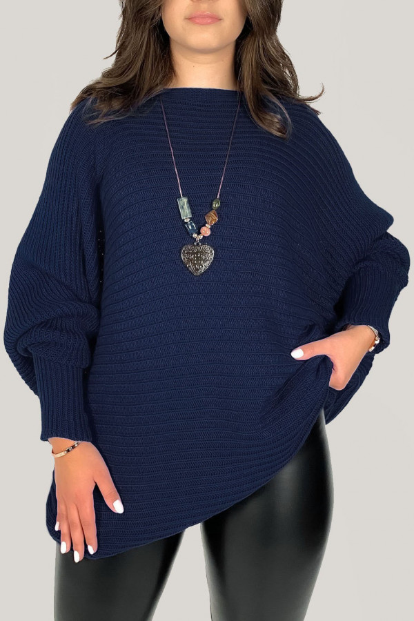 Duży sweter damski oversize w kolorze granatowym nietoperz z naszyjnikiem Shape