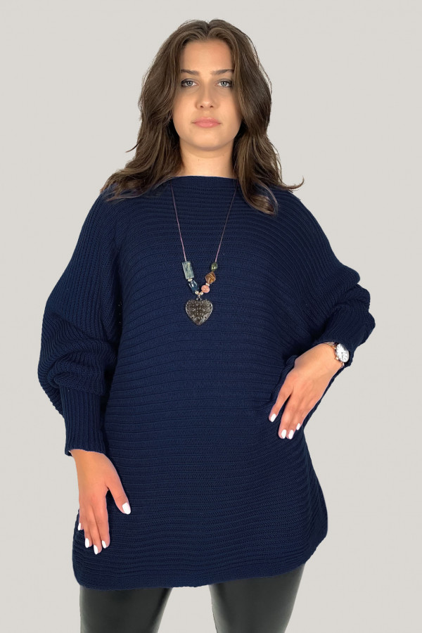 Duży sweter damski oversize w kolorze granatowym nietoperz z naszyjnikiem Shape 1