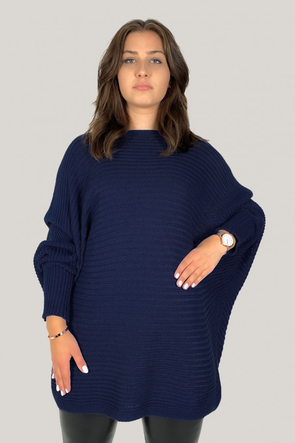 Duży sweter damski oversize w kolorze granatowym nietoperz z naszyjnikiem Shape 2
