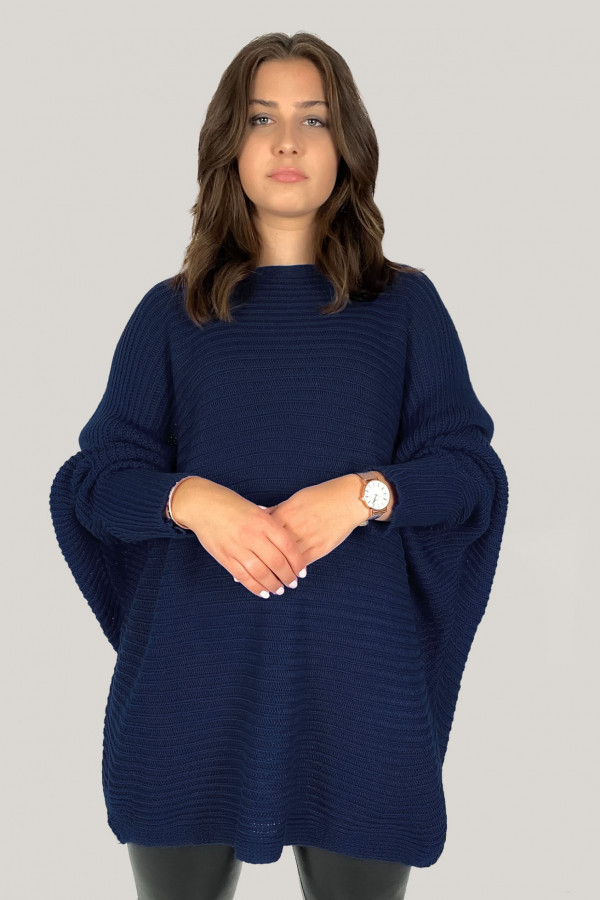 Duży sweter damski oversize w kolorze granatowym nietoperz z naszyjnikiem Shape 5