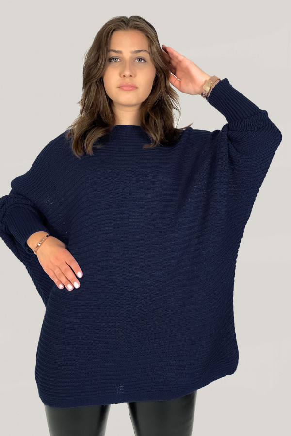 Duży sweter damski oversize w kolorze granatowym nietoperz z naszyjnikiem Shape 3
