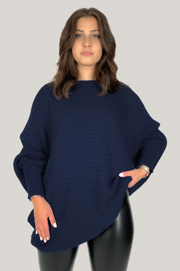 Duży sweter damski oversize w kolorze granatowym nietoperz z naszyjnikiem Shape 8