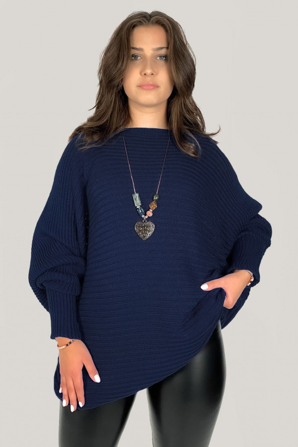 Duży sweter damski oversize w kolorze granatowym nietoperz z naszyjnikiem Shape 4