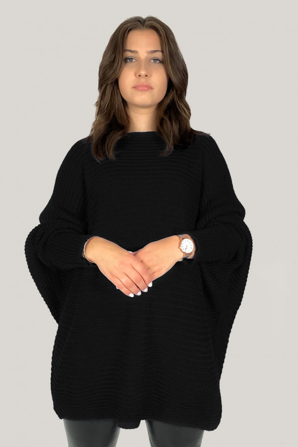 Duży sweter damski oversize w kolorze czarnym nietoperz z naszyjnikiem Shape 2