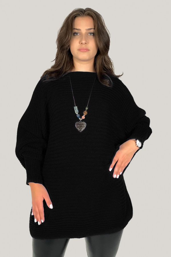 Duży sweter damski oversize w kolorze czarnym nietoperz z naszyjnikiem Shape 4