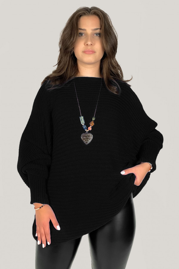 Duży sweter damski oversize w kolorze czarnym nietoperz z naszyjnikiem Shape 1