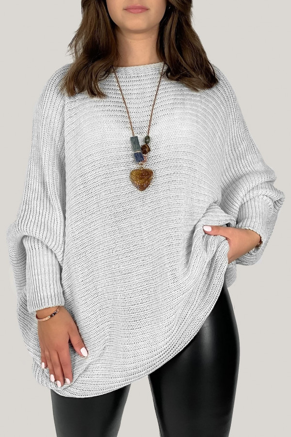 Duży sweter damski oversize w kolorze szarym nietoperz z naszyjnikiem Shape