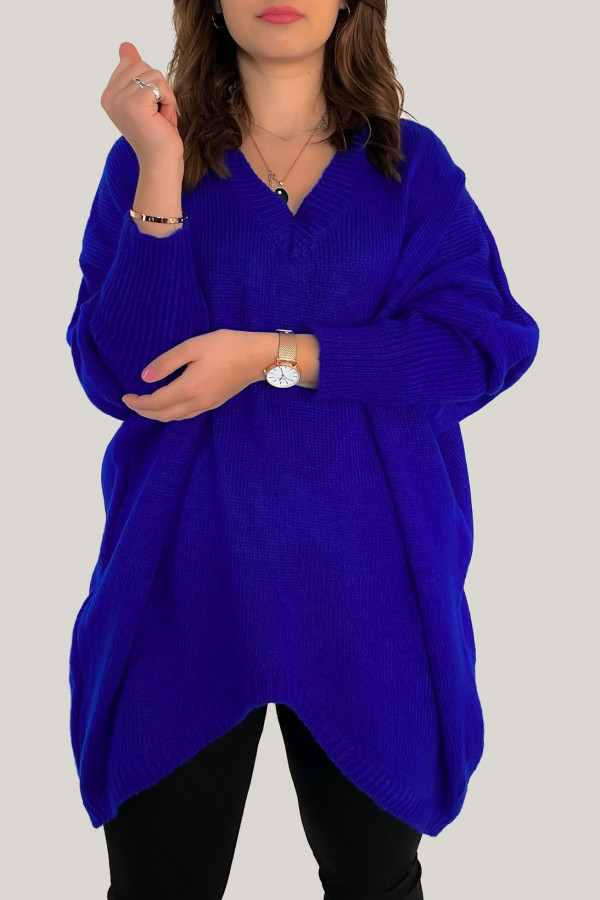 Sweter damski oversize w kolorze kobaltowym długie boki rogi dekolt V Sandy