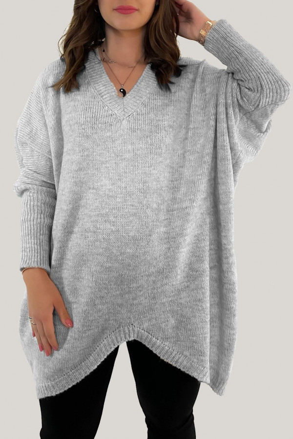 Sweter damski oversize w kolorze szarym długie boki rogi dekolt V Sandy