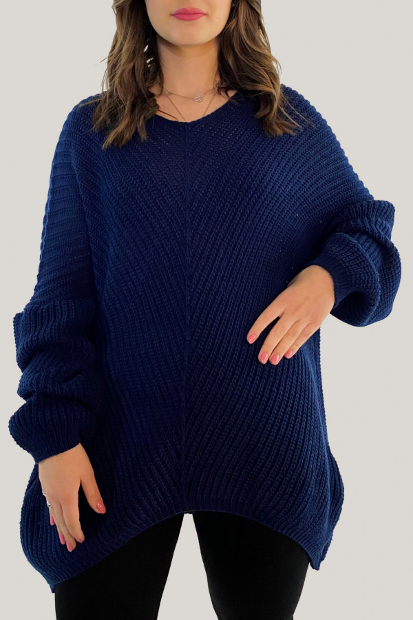 Sweter damski oversize w kolorze granatowym długie asymetryczne boki dekolt V Dovee