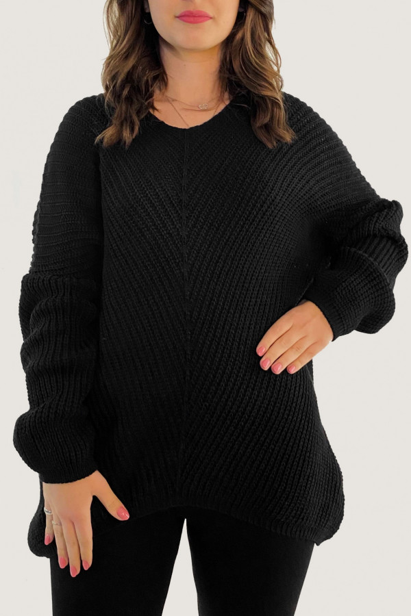 Sweter damski oversize w kolorze czarnym długie asymetryczne boki dekolt V Dovee