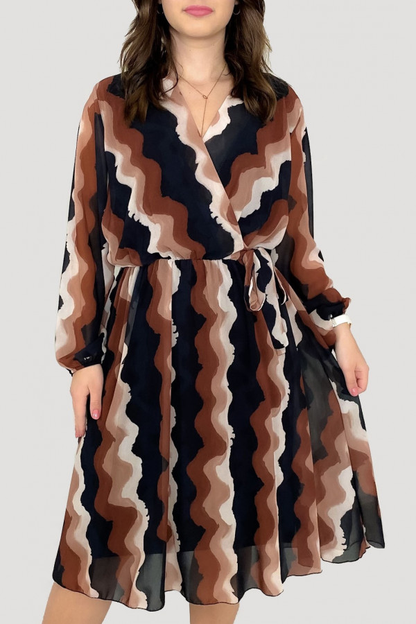 Elegancka sukienka plus size z brązowym wzorem kopertowy dekolt Mabel