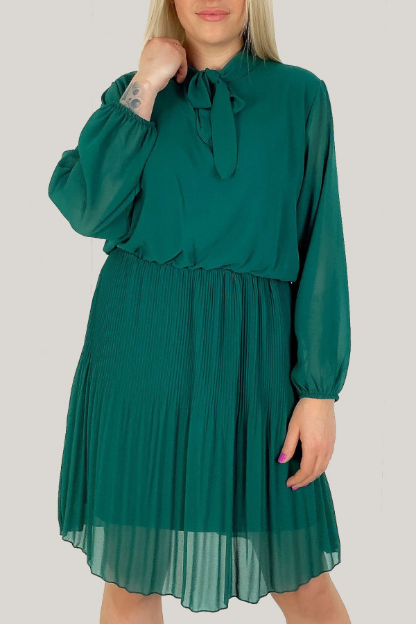 Sukienka w kolorze zielonym plisowana wiązany dekolt Lolly