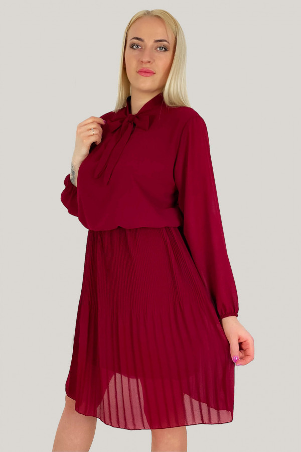 Sukienka w kolorze bordowym plisowana wiązany dekolt Lolly 4