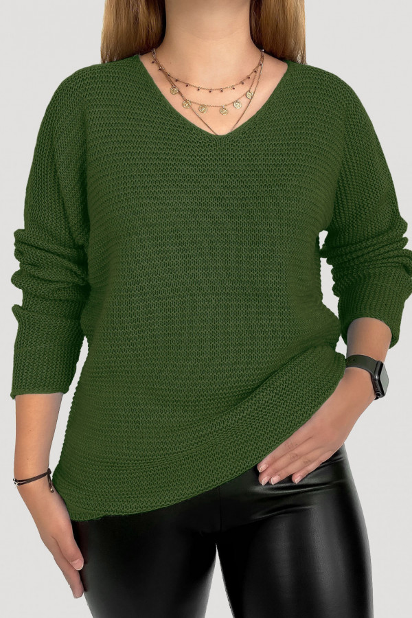 Sweter damski W DRUGIM GATUNKU w kolorze zielonym khaki dekolt w serek Fiona