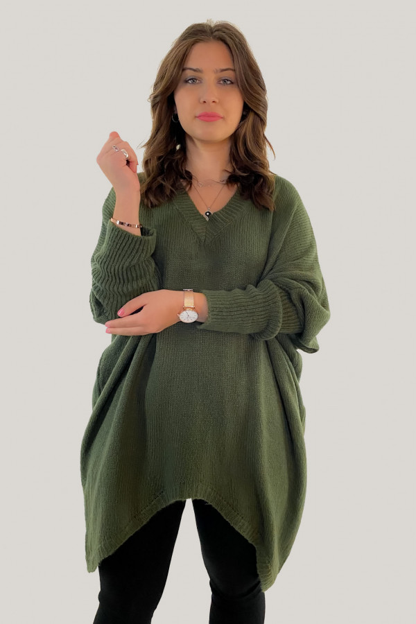 Sweter damski oversize w kolorze khaki długie boki rogi dekolt V Sandy 5