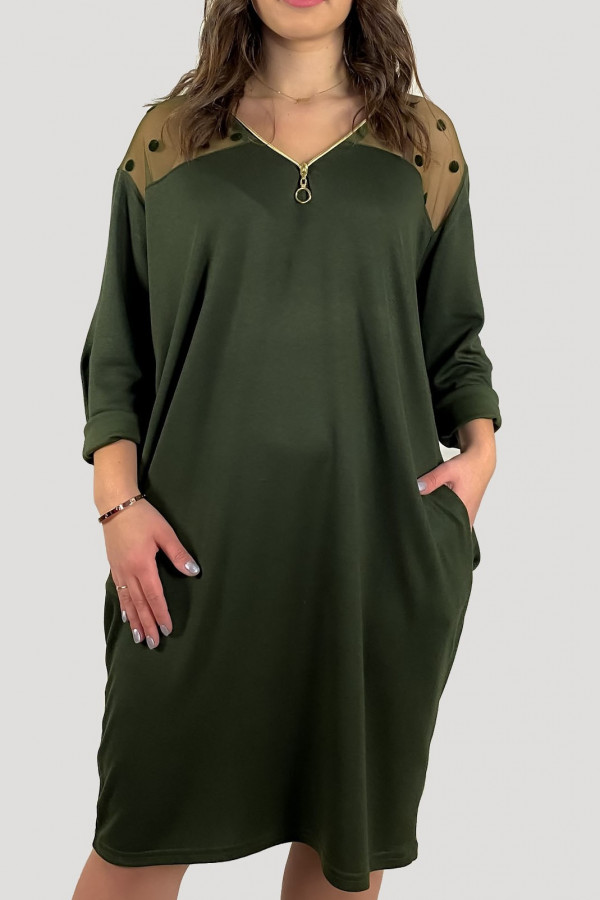 Sukienka plus size w kolorze zielonym khaki kieszenie dekolt na zamek ZIP