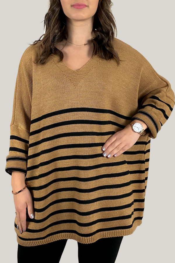 Duży sweter damski oversize w kolorze beżowym dekolt V paski Nala