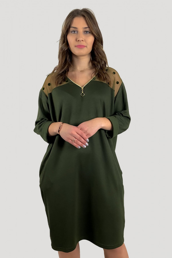Sukienka plus size w kolorze zielonym khaki kieszenie dekolt na zamek ZIP 1