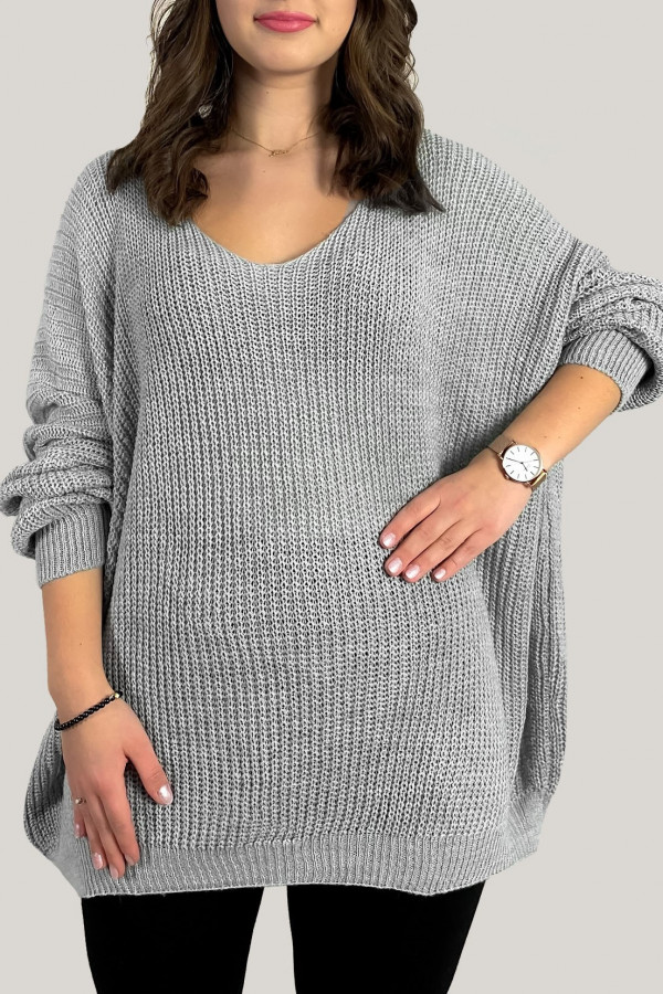 Duży oversize sweter damski W DRUGIM GATUNKU w kolorze szarym dekolt V nietoperz Adel