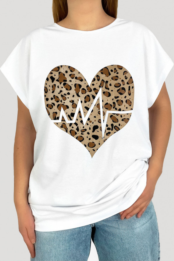 T-shirt damski plus size w kolorze białym serce panterka