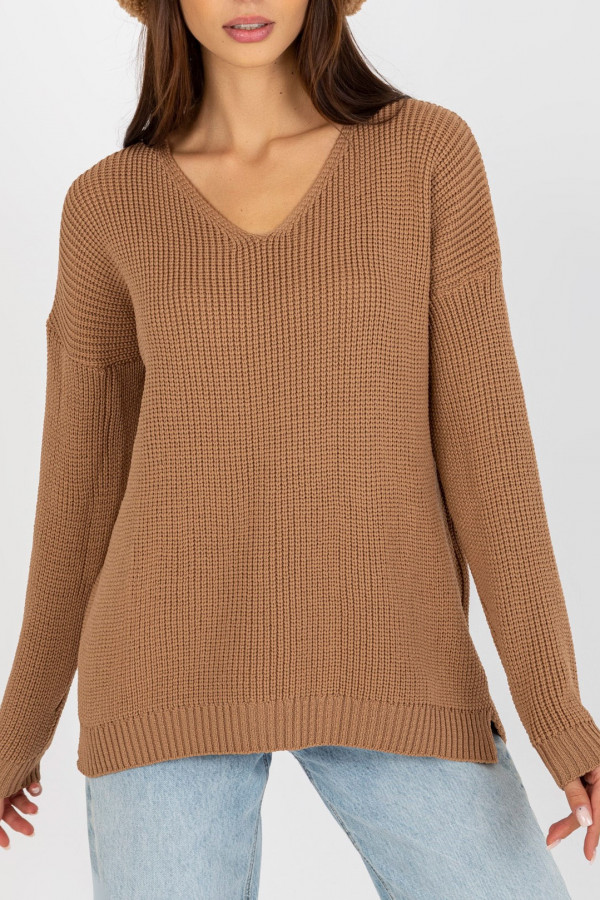 Sweter damski w kolorze camelowym dekolt w serek Lizo