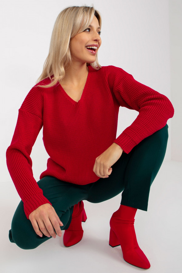 Sweter damski w kolorze czerwonym dekolt w serek Lizo 5