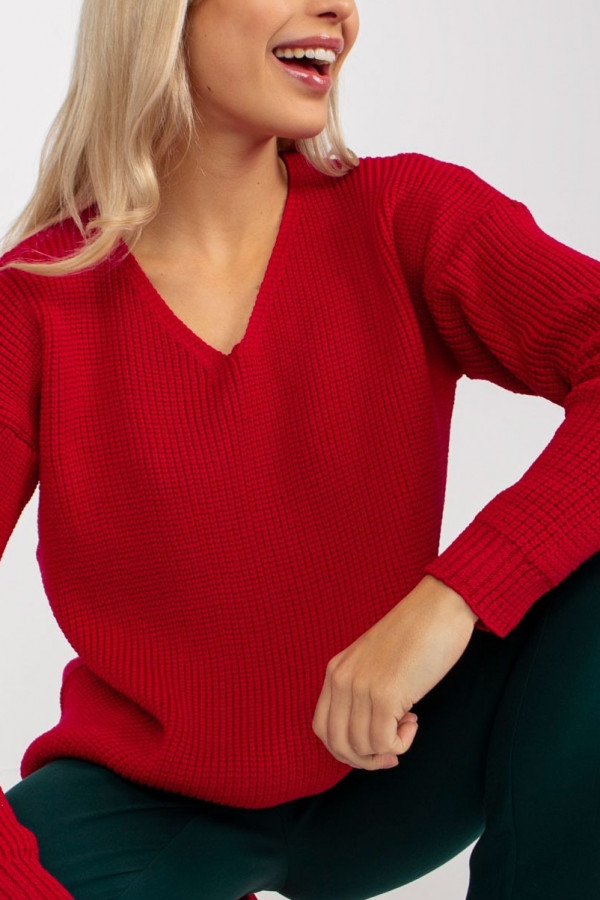 Sweter damski w kolorze czerwonym dekolt w serek Lizo