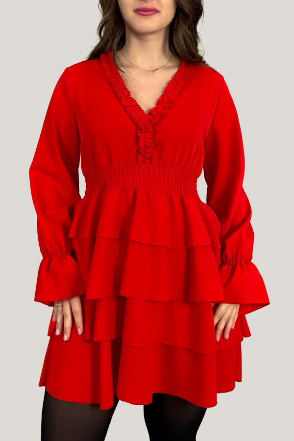 Sukienka w kolorze czerwonym dekolt w serek falbany