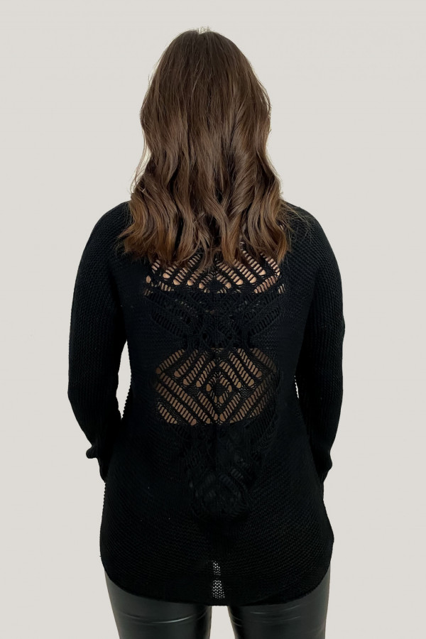 Sweter damski w kolorze czarnym ażurowy wzór na plecach 2
