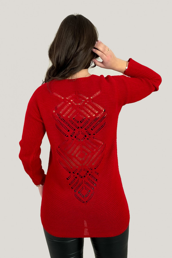 Sweter damski w kolorze czerwonym ażurowy wzór na plecach 3