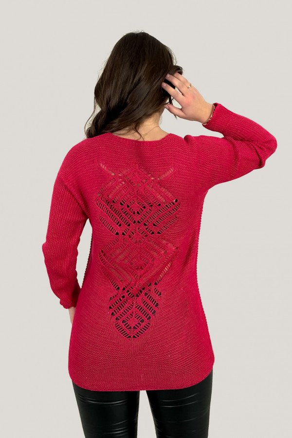Sweter damski w kolorze malinowym ażurowy wzór na plecach 2