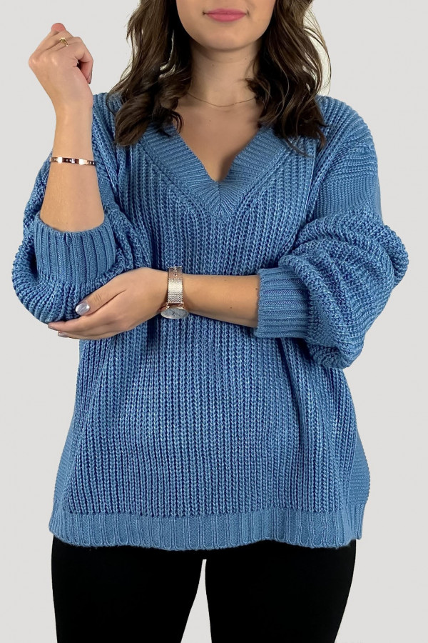 Sweter damski oversize w kolorze niebieskim dekolt w serek V Susan