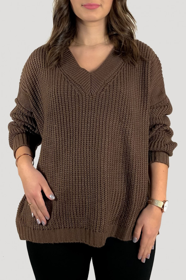 Sweter damski oversize w kolorze brązowym dekolt w serek V Susan