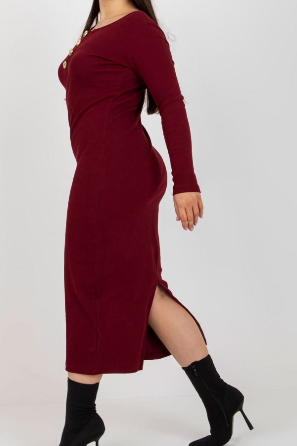 Sukienka plus size w kolorze bordowym prążkowana z rozcięciem i guzikami