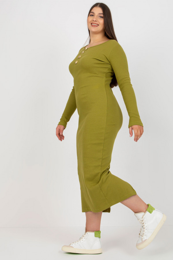 Sukienka plus size w kolorze oliwkowym prążkowana z rozcięciem i guzikami 4