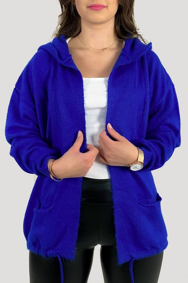 Milutki sweter damski w kolorze kobaltowym narzutka z kapturem Colette