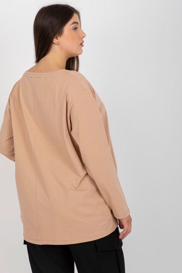 Casualowa bluzka damska plus size w kolorze camelowym dekolt V dłuższy tył 2