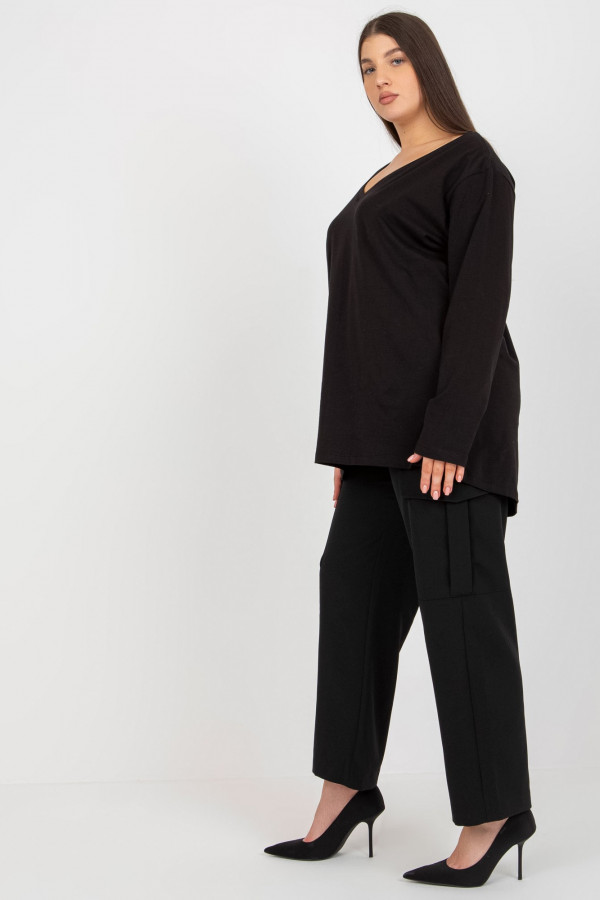 Casualowa bluzka damska plus size w kolorze czarnym dekolt V dłuższy tył 4