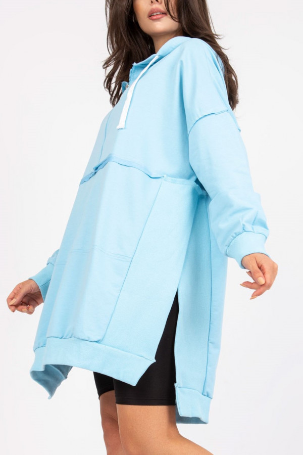 Bluza tunika plus size z kapturem w kolorze błękitnym rozcięcia Elaria