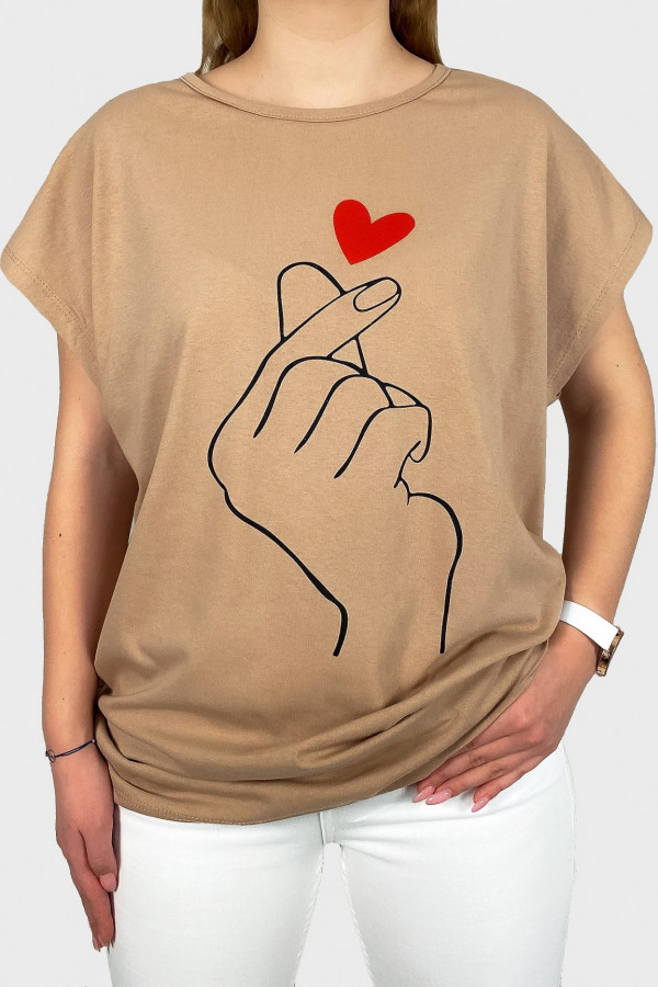 T-shirt damski plus size w kolorze latte dłoń hand