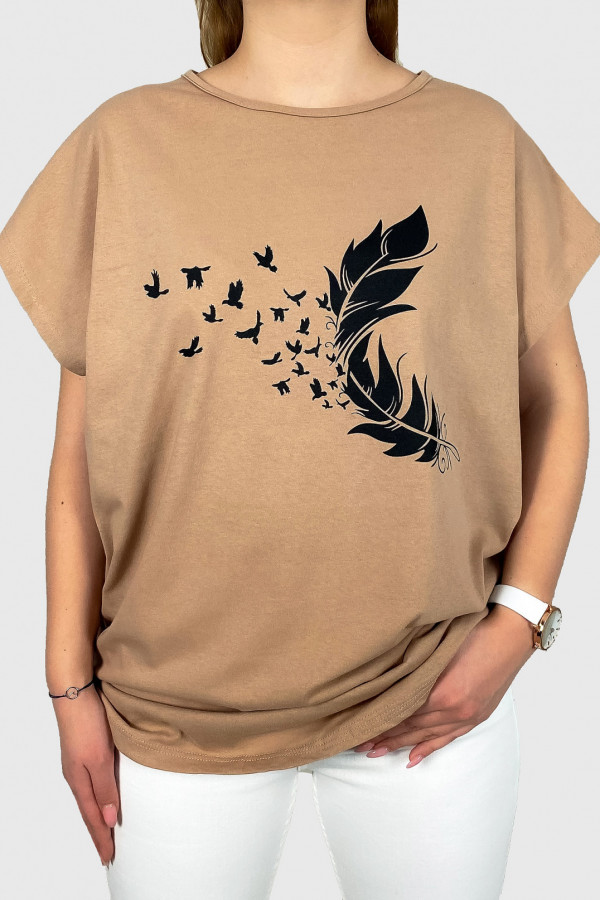 Bluzka damska t-shirt plus size w kolorze latte piórka ptaki
